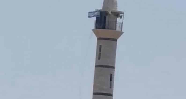 الاحتلال يرفع علمه فوق مئذنة مسجد أبو عبيدة بالتزامن مع استمرار عدوانه على نور شمس