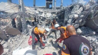 الدفاع المدني: انتشال عدد من جثامين الشهداء في حي الزيتون