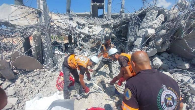 الدفاع المدني: انتشال عدد من جثامين الشهداء في حي الزيتون