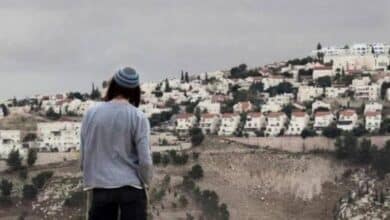 مستوطنون يشقّون طريقا استيطانيا شمال غرب القدس