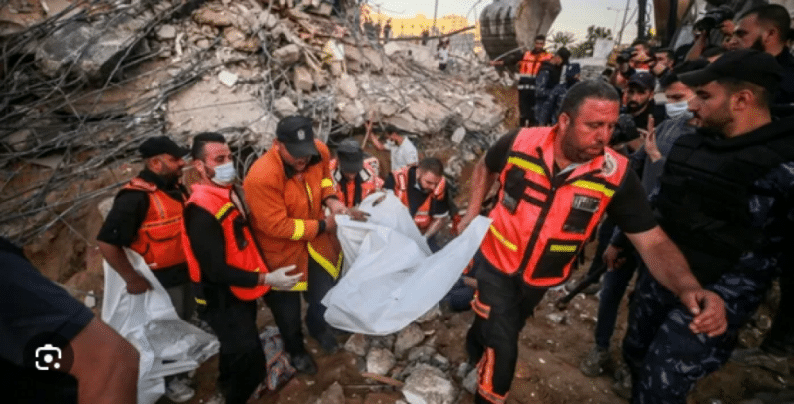 انتشال رفات 20 شهيدًا من تحت أنقاض منزل بحي الزيتون
