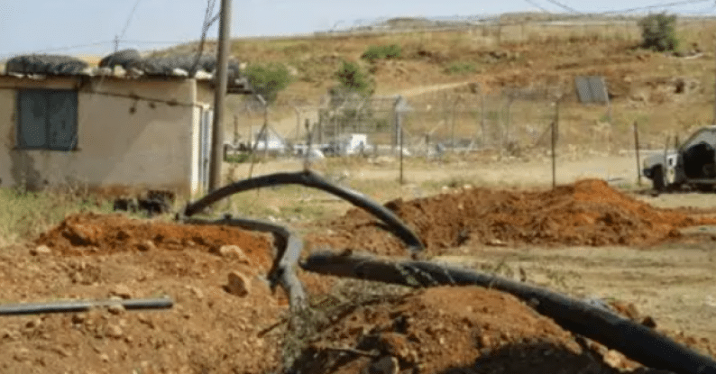 مستوطنون يسرقون المياه من الخط الرئيسي المزود لقرية المغير