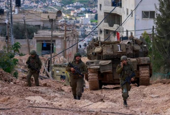 “إسرائيل هيوم”: المستوى السياسي يبلور خطة لـ”حرب شاملة” في الضفة