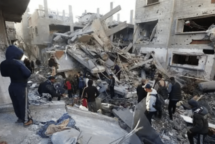 إصابة ثلاثة مواطنين في غارة للاحتلال على مخزن أدوية بمستشفى في دير البلح