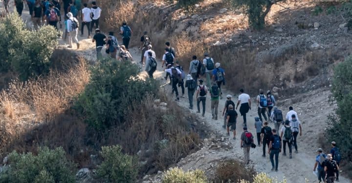 مستوطنون ينفذون جولات استفزازية في برقا والاحتلال يغلق مدخلها