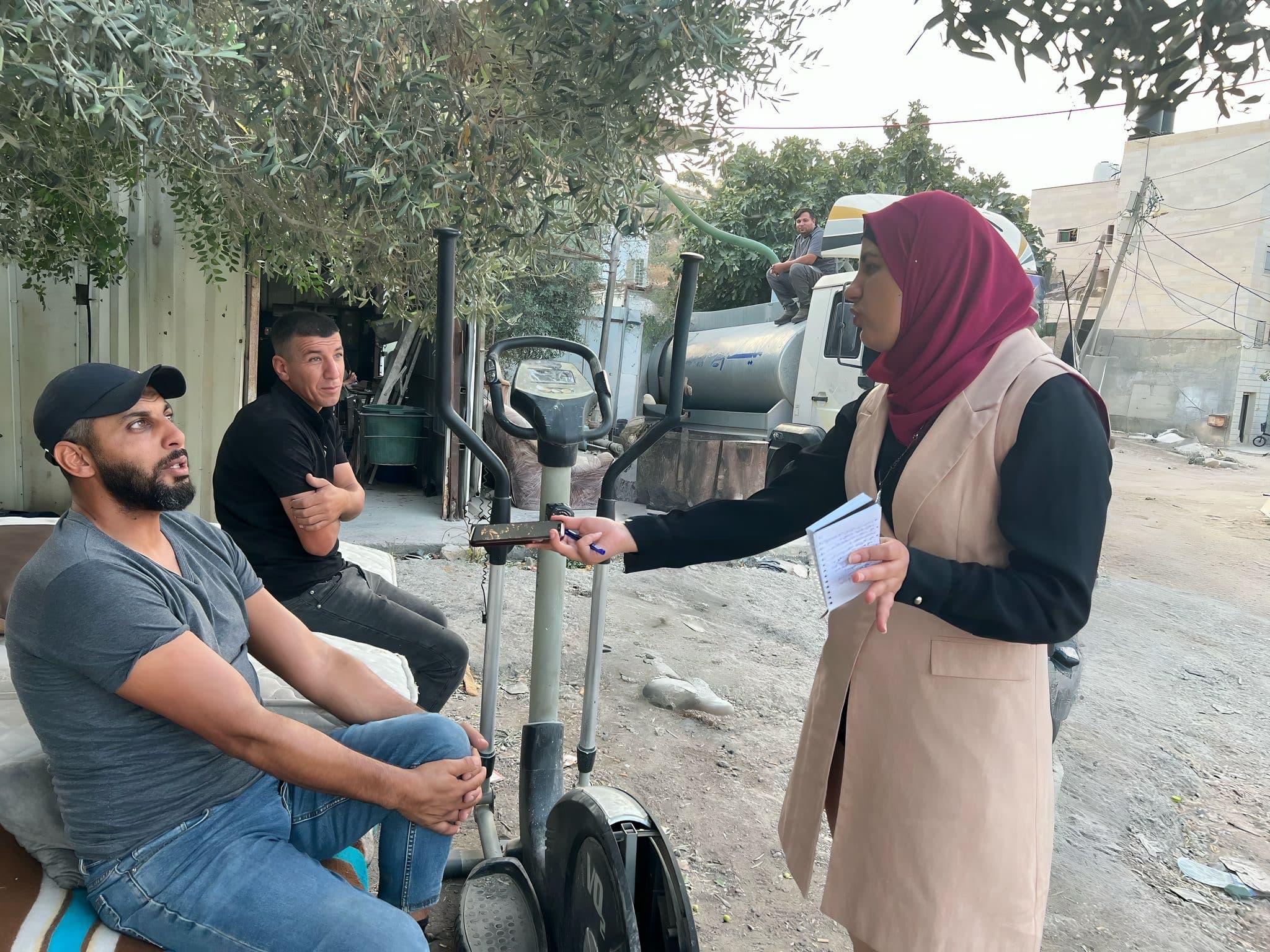 تقرير صحفي: في خاصرة الخليل المنسية إذنا: صيفٌ بلا قطرة ماء… وعطشٌ على عجلات