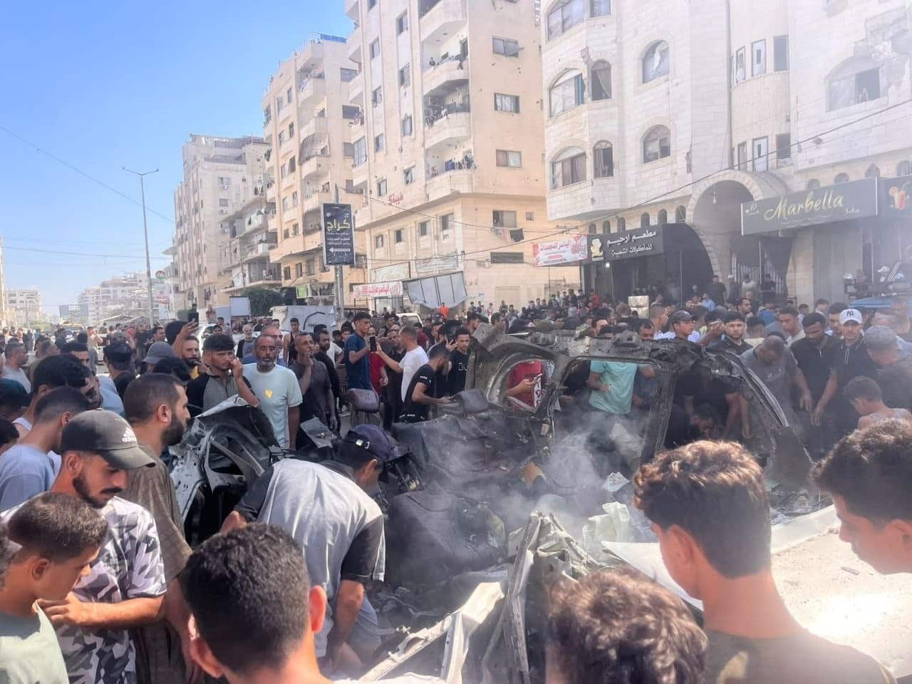 شهيدان ومصابون في قصف الاحتلال مركبة بحي تل الهوا جنوب غرب مدينة غزة