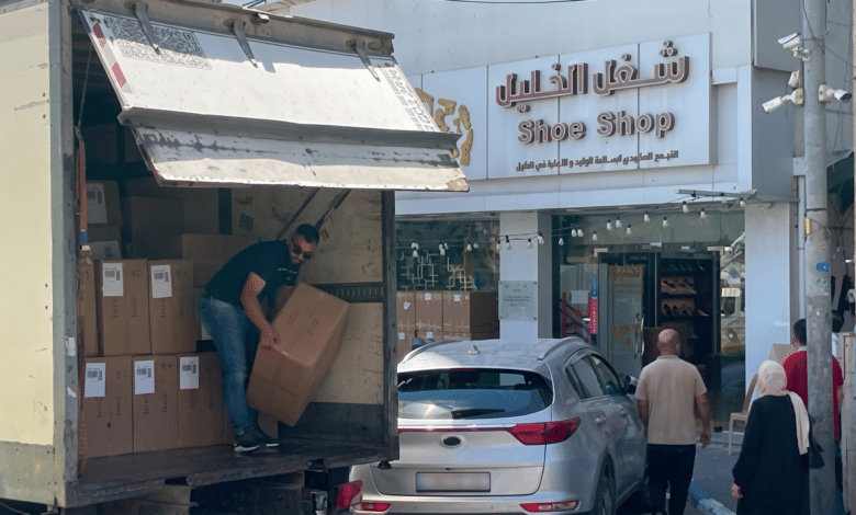 الخليل تصدّر أول شحنة أحذية فلسطينية إلى "أمازون" الأمريكية
