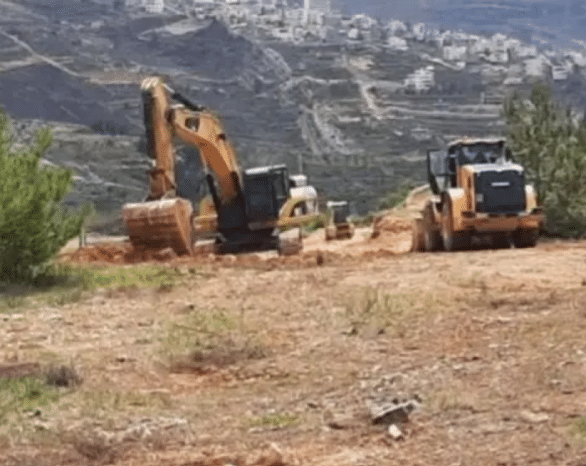 مستوطنون يشقون طريقاً استيطانياً في نعلين غرب رام الله