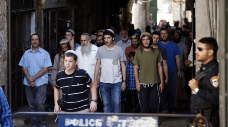 محافظة القدس: جماعات “الهيكل” تمهّد لتحويل باب الرحمة إلى نقطة صلاة يهودية على غرار حائط البراق