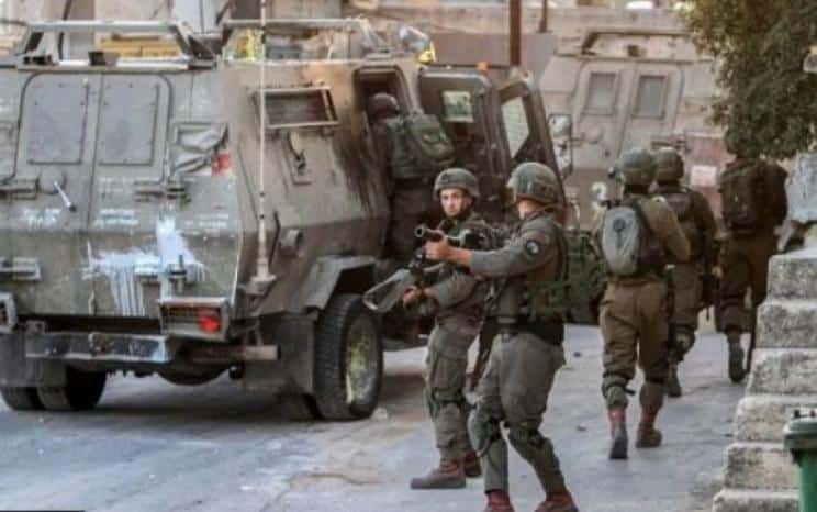 إصابة مواطنين جراء اعتداء الاحتلال عليهما بالضرب في مخيم العين غرب نابلس