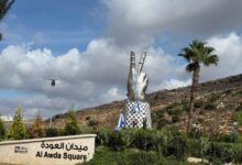 مستوطنون يهاجمون مركبات ويغلقون طرقًا ويعلقون أعلام الاحتلال في سردا والطيرة برام الله