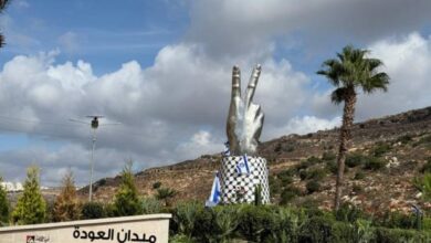 مستوطنون يهاجمون مركبات ويغلقون طرقًا ويعلقون أعلام الاحتلال في سردا والطيرة برام الله