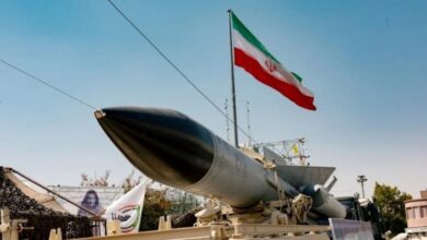 حرس الثورة الإيراني يعلن استهداف حاملة طائرات ومدمّرة أميركيتين وزورق مسيّر قرب مضيق هرمز