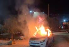 مستوطنون يحرقون مركبتين وخيمة والاحتلال يعتقل طفلين من المغير