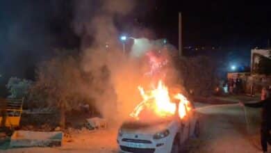 مستوطنون يحرقون مركبتين وخيمة والاحتلال يعتقل طفلين من المغير