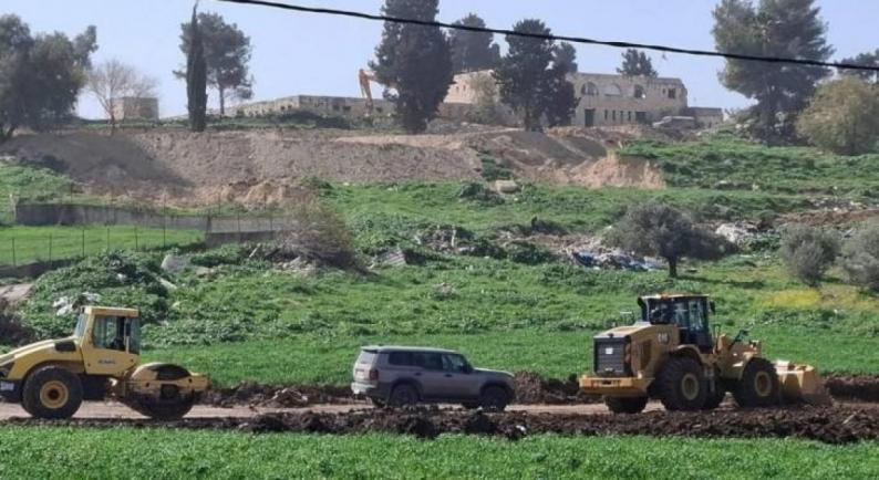 الاحتلال يواصل تجريف أراضي واد دعوق واقتلاع أشجار الزيتون جنوب جنين