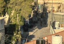 جيش الاحتلال يقتحم إذنا غرب الخليل ويحتجز نحو 30 مواطنا