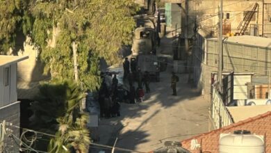 جيش الاحتلال يقتحم إذنا غرب الخليل ويحتجز نحو 30 مواطنا