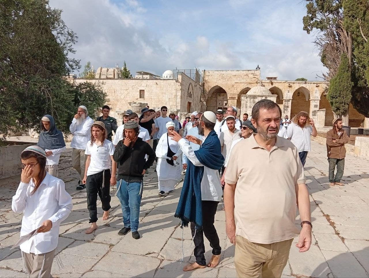 مئات المستوطنين يقتحمون المسجد الأقصى وسط اعتداءات في المدينة المقدسة