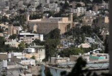 مئات المستوطنين يقتحمون الحرم الإبراهيمي في الخليل وسط إغلاق البلدة القديمة