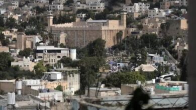مئات المستوطنين يقتحمون الحرم الإبراهيمي في الخليل وسط إغلاق البلدة القديمة