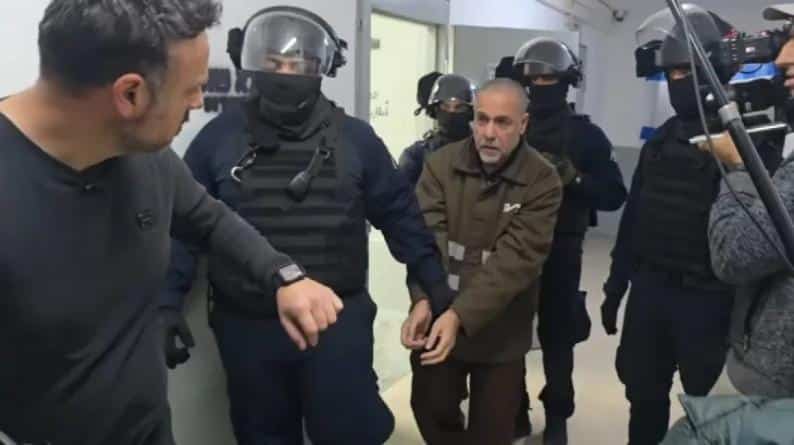 الطبيب حسام أبو صفية عبر محاميه: “السجانون يواصلون الاعتداء عليّ وهددوني لمنعي من الحديث عن ظروف اعتقالي”