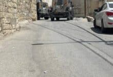 محافظة القدس: الاحتلال يعتقل موظفي بلدية حزما ويستولي على مركبة
