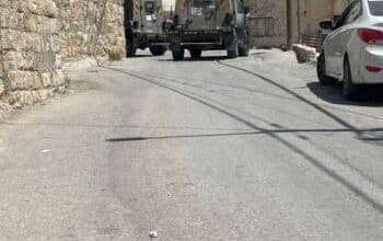 محافظة القدس: الاحتلال يعتقل موظفي بلدية حزما ويستولي على مركبة