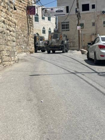 محافظة القدس: الاحتلال يعتقل موظفي بلدية حزما ويستولي على مركبة