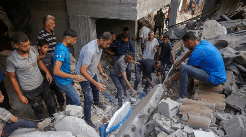 شهيد ومصابون بقصف الاحتلال وسط مدينة خان يونس