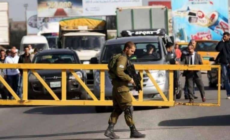 الاحتلال ينصب حاجزاً قرب بلدة نعلين غرب رام الله ويتسبب بأزمة مرورية