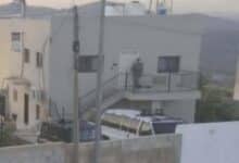 الاحتلال يجبر عائلة في بلدة كوبر على إخلاء منزلها