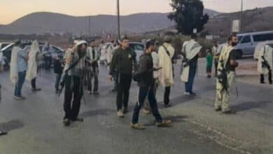 مستوطنون يهاجمون مركبات المواطنين بين قريتي المغير وأبو فلاح شمال شرق رام الله