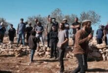 مستوطنون يهاجمون مركبة إسعاف ويسرقون معدات زراعية في قرية المغير