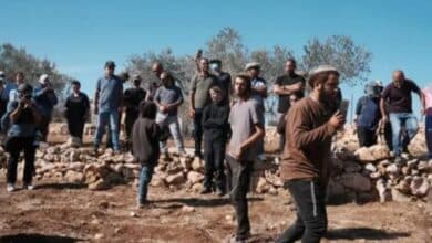 مستوطنون يهاجمون مركبة إسعاف ويسرقون معدات زراعية في قرية المغير