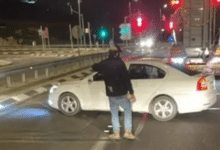 مستوطنون يعتدون على مركبات المواطنين على مدخل دير جرير