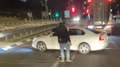 مستوطنون يعتدون على مركبات المواطنين على مدخل دير جرير