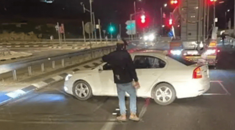 مستوطنون يعتدون على مركبات المواطنين على مدخل دير جرير