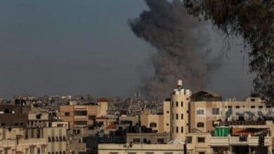 شهيد ومصابون بينهم طفلة في قصف الاحتلال على القرارة بخان يونس