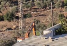 مستوطنون يجرفون أراضي في قرية أم صفا شمال غرب رام الله