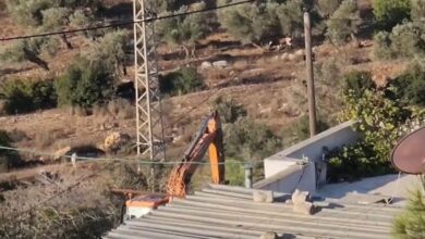 مستوطنون يجرفون أراضي في قرية أم صفا شمال غرب رام الله