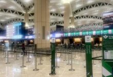 السعودية تمدد إغلاق مطار الرياض حتى السبت