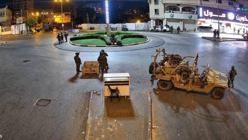 الاحتلال يشن عدوانا واسعا على محافظة الخليل: نزوح قسري.. هدم مبانٍ.. وحملة مداهمات واعتقالات واسعة