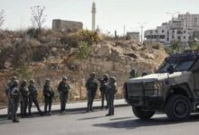 الاحتلال يعتدي على المواطنين والتجار ويحطم مركباتهم على مدخل بني نعيم شرق الخليل