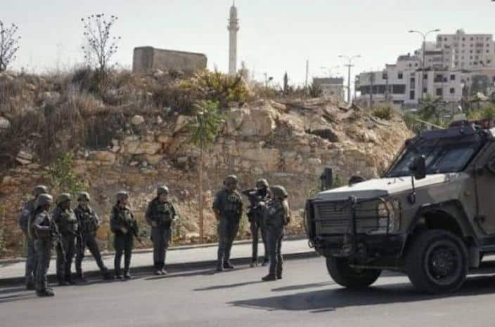 الاحتلال يعتدي على المواطنين والتجار ويحطم مركباتهم على مدخل بني نعيم شرق الخليل