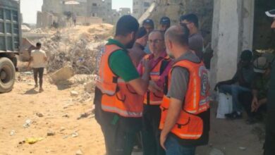 بدء انتشال رفات شهداء من تحت أنقاض منزل بمخيم النصيرات وسط غزة