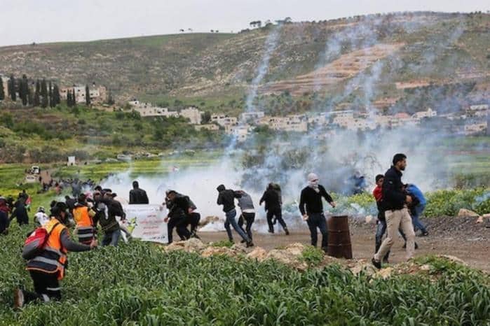 الاحتلال يعتقل شابًا عقب الاعتداء على عائلته غرب المغير