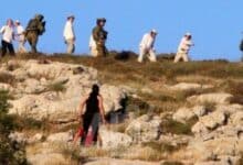 مستوطنون يقتحمون أطراف قرية المغير