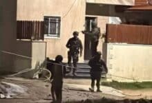 قوات الاحتلال تشرع بتفتيش مساكن المواطنين وتصويرها في منطقة الرأس الأحمر جنوب شرق طوباس